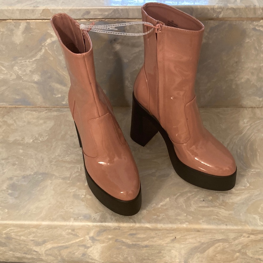 Levi-Tate Patent Platform Mid
Boots Plush/ Light Pink color - Picture 2 of 7